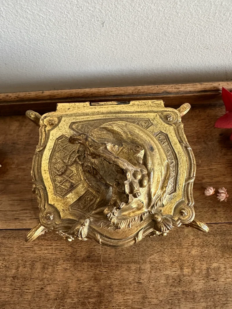 Coffre à bijoux en métal doré style baroque