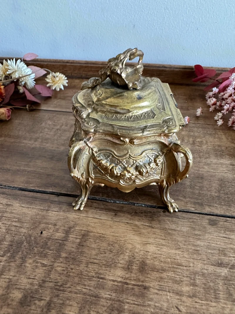 Coffre à bijoux en métal doré style baroque