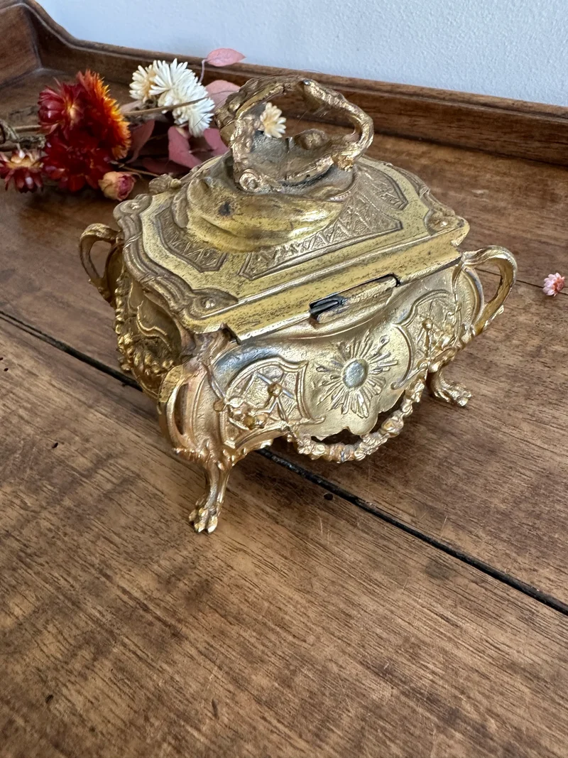 Coffre à bijoux en métal doré style baroque