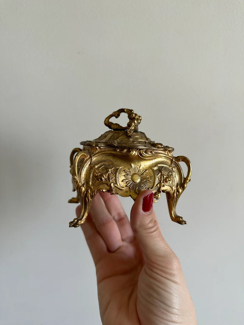 Coffre à bijoux en métal doré style baroque