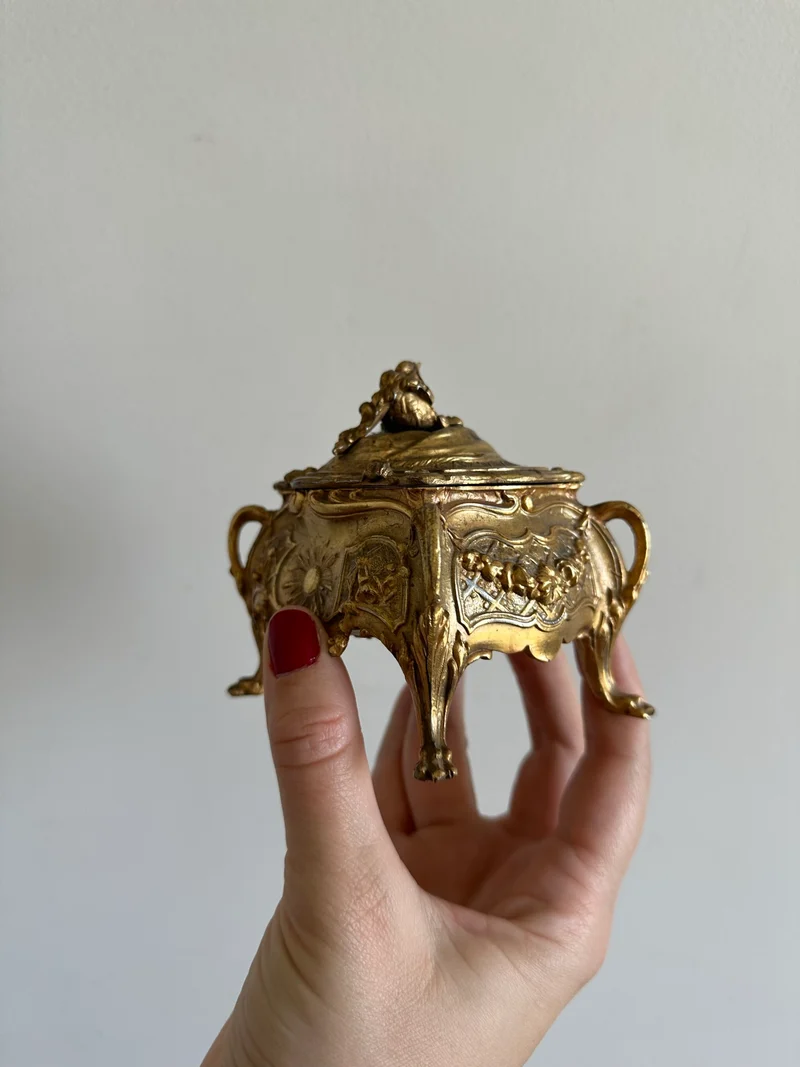 Coffre à bijoux en métal doré style baroque