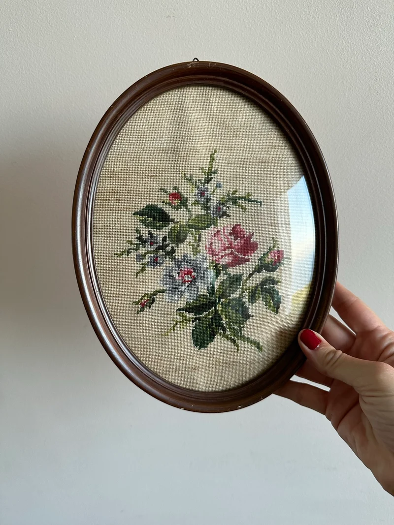 Broderies ovales anciennes encadrées sous verre