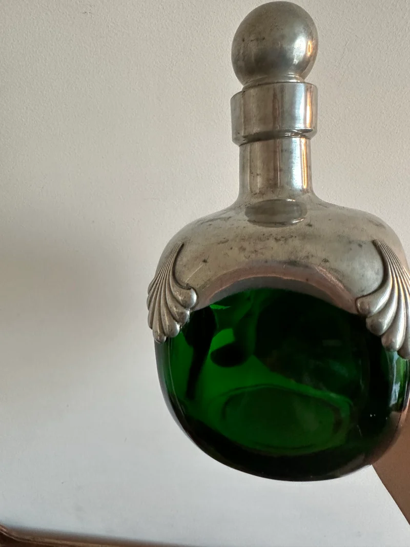 Carafe en verre armature en étain base carrée
