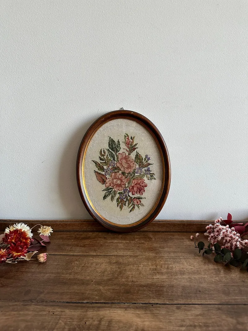 Broderie florale encadrée sous verre pourtour intérieur doré