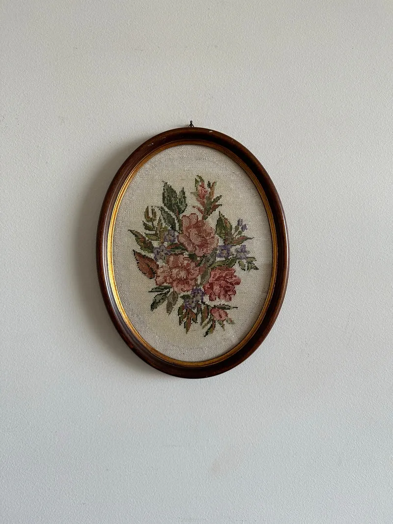 Broderie florale encadrée sous verre pourtour intérieur doré