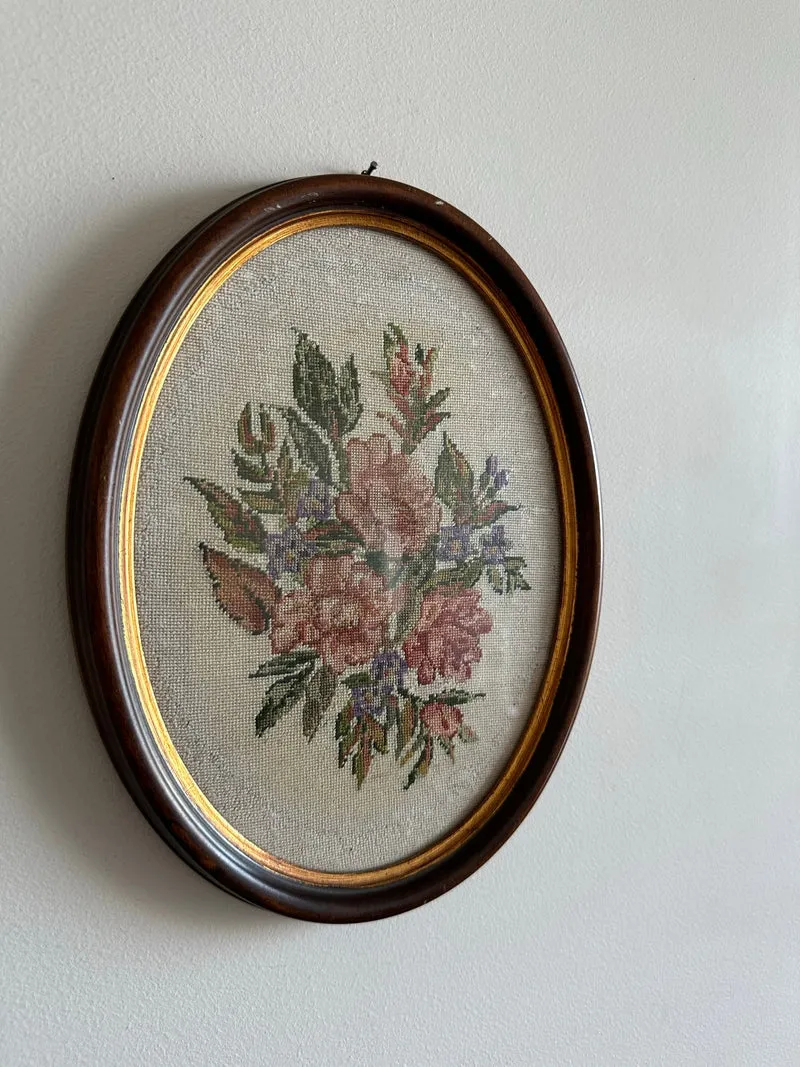 Broderie florale encadrée sous verre pourtour intérieur doré