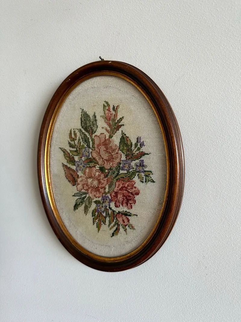 Broderie florale encadrée sous verre pourtour intérieur doré