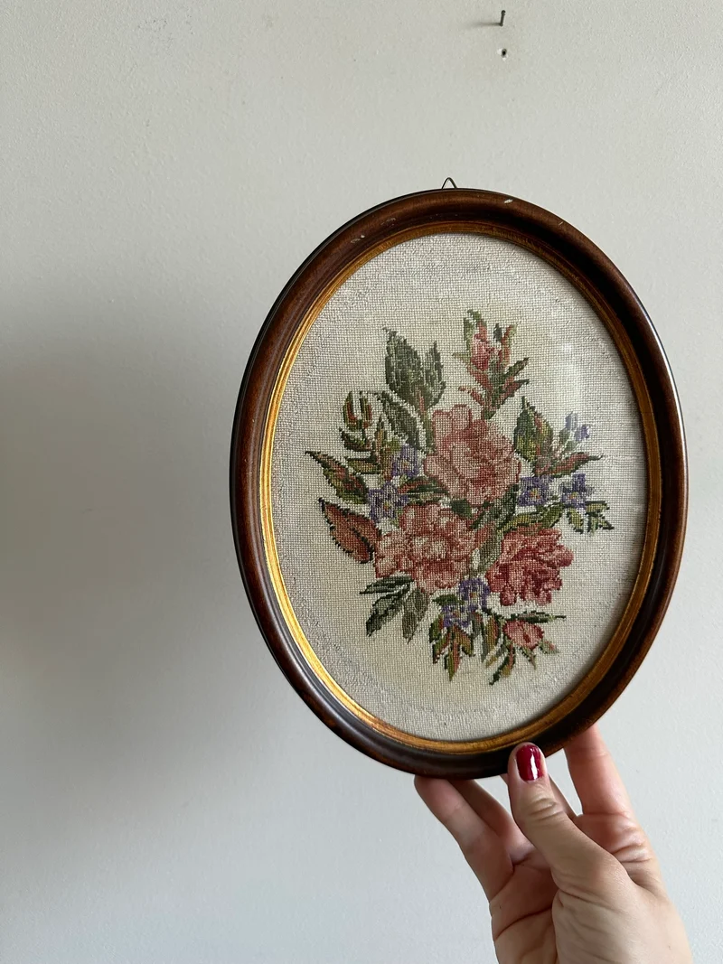 Broderie florale encadrée sous verre pourtour intérieur doré
