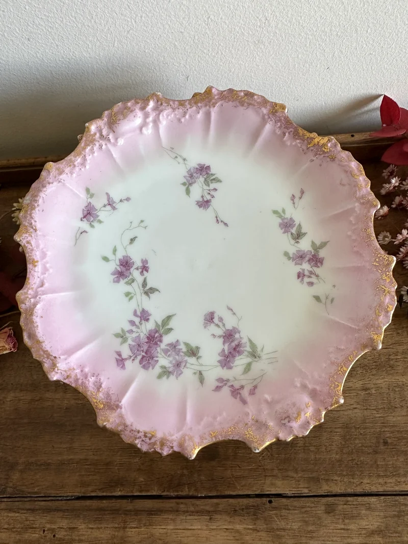 Assiettes en porcelaine de Limoges bordures dentelées dorées