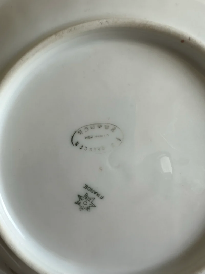 Assiettes en porcelaine de Limoges bordures dentelées dorées