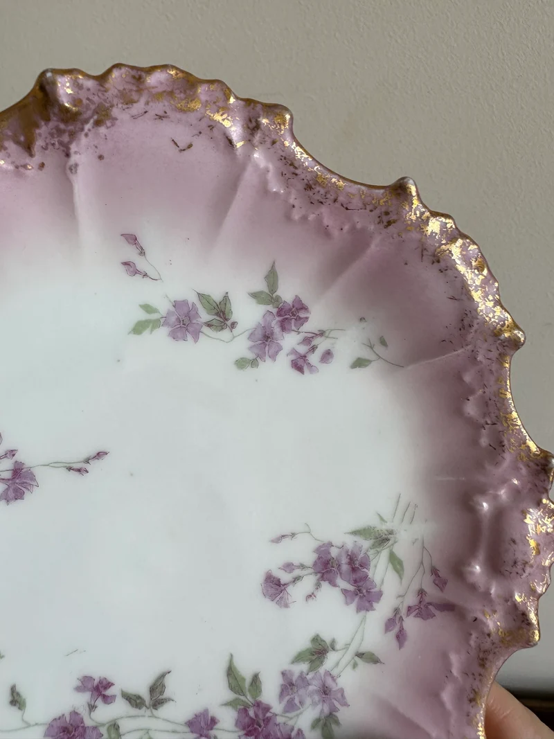 Assiettes en porcelaine de Limoges bordures dentelées dorées