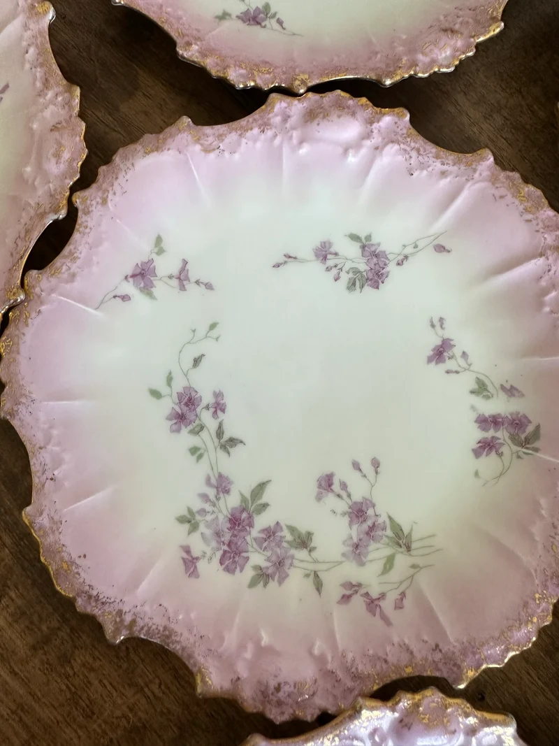 Assiettes en porcelaine de Limoges bordures dentelées dorées