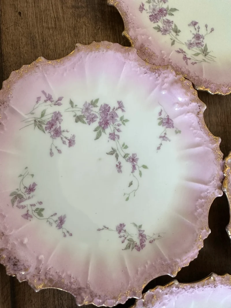 Assiettes en porcelaine de Limoges bordures dentelées dorées