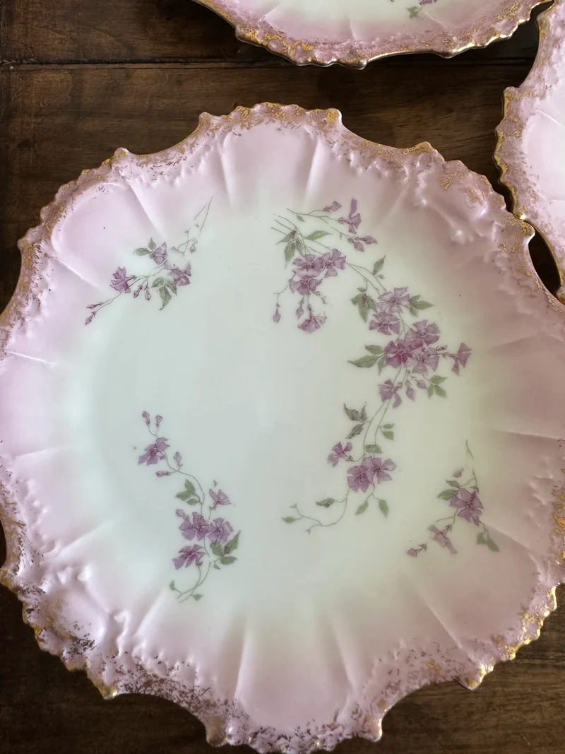 Assiettes en porcelaine de Limoges bordures dentelées dorées