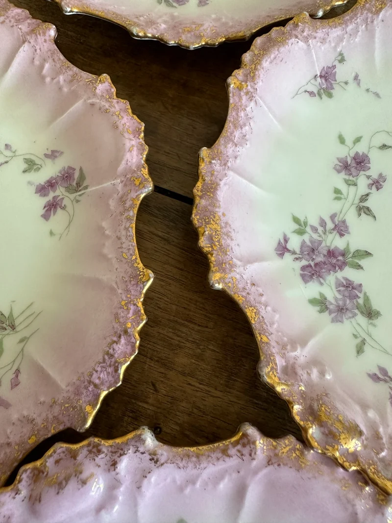 Assiettes en porcelaine de Limoges bordures dentelées dorées