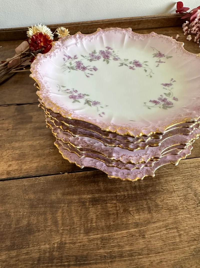 Assiettes en porcelaine de Limoges bordures dentelées dorées