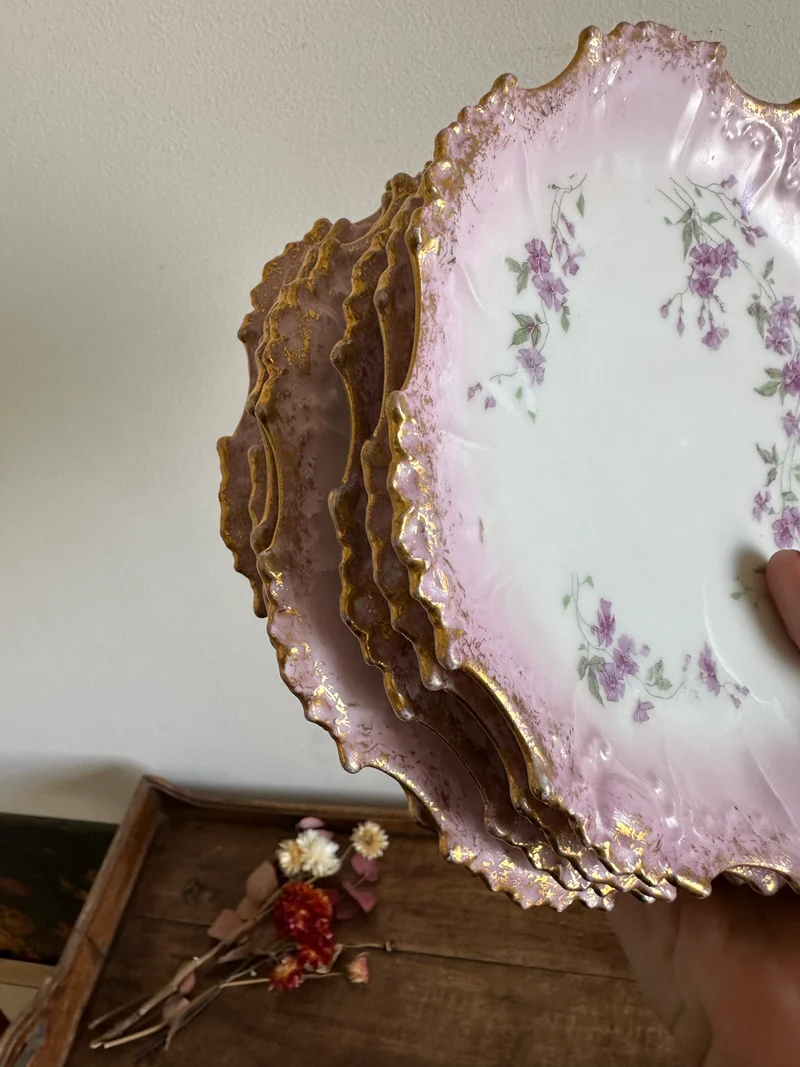 Assiettes en porcelaine de Limoges bordures dentelées dorées