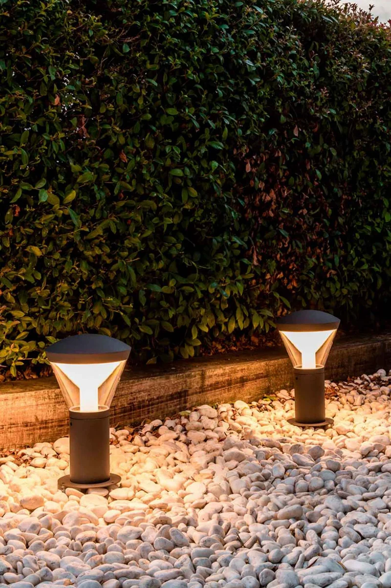 Borne extérieure LED SHELBY-330 : balise design gris foncé pour un jardin