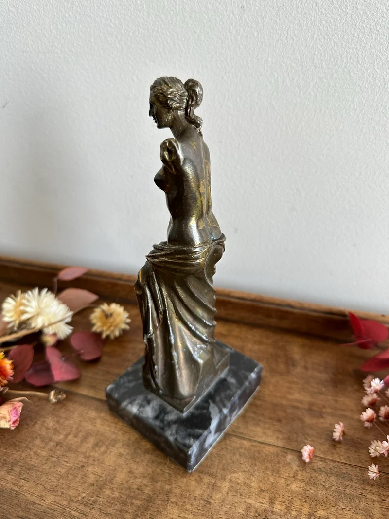 Statuette en métal signée sur socle en marbre