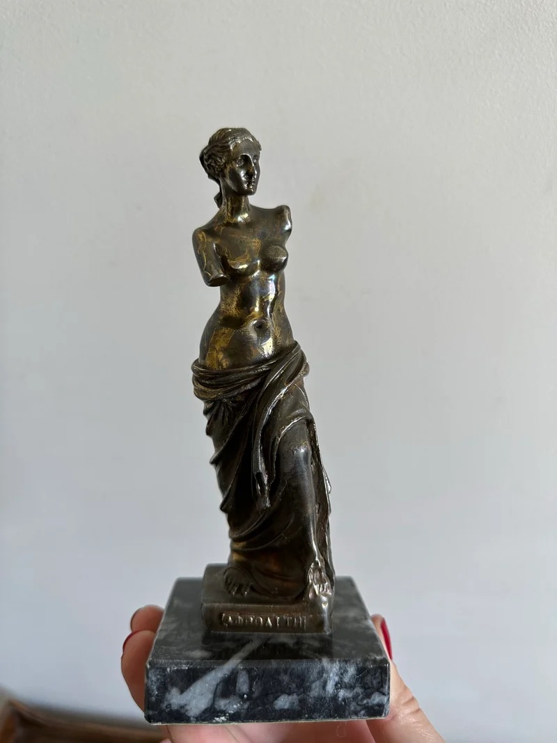 Statuette en métal signée sur socle en marbre