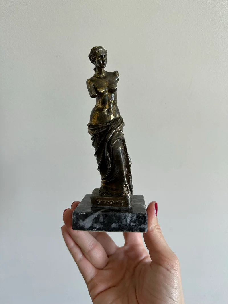 Statuette en métal signée sur socle en marbre