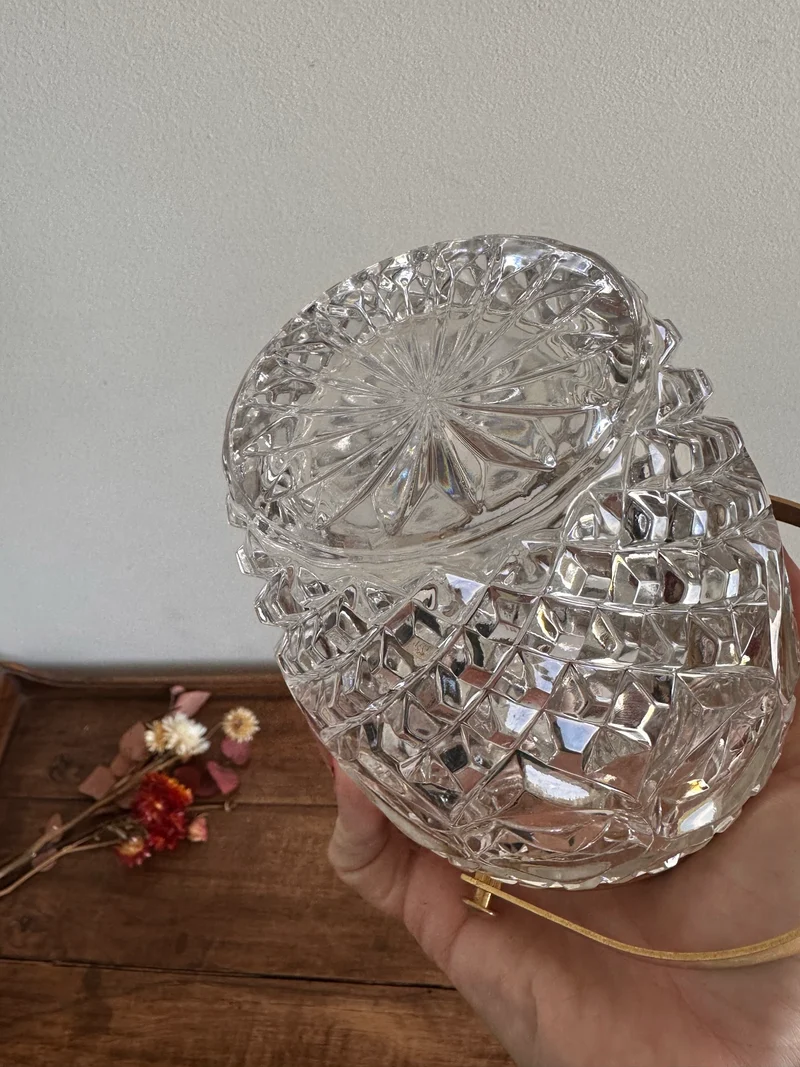Pot à glaçons en verre ciselé et armature dorée