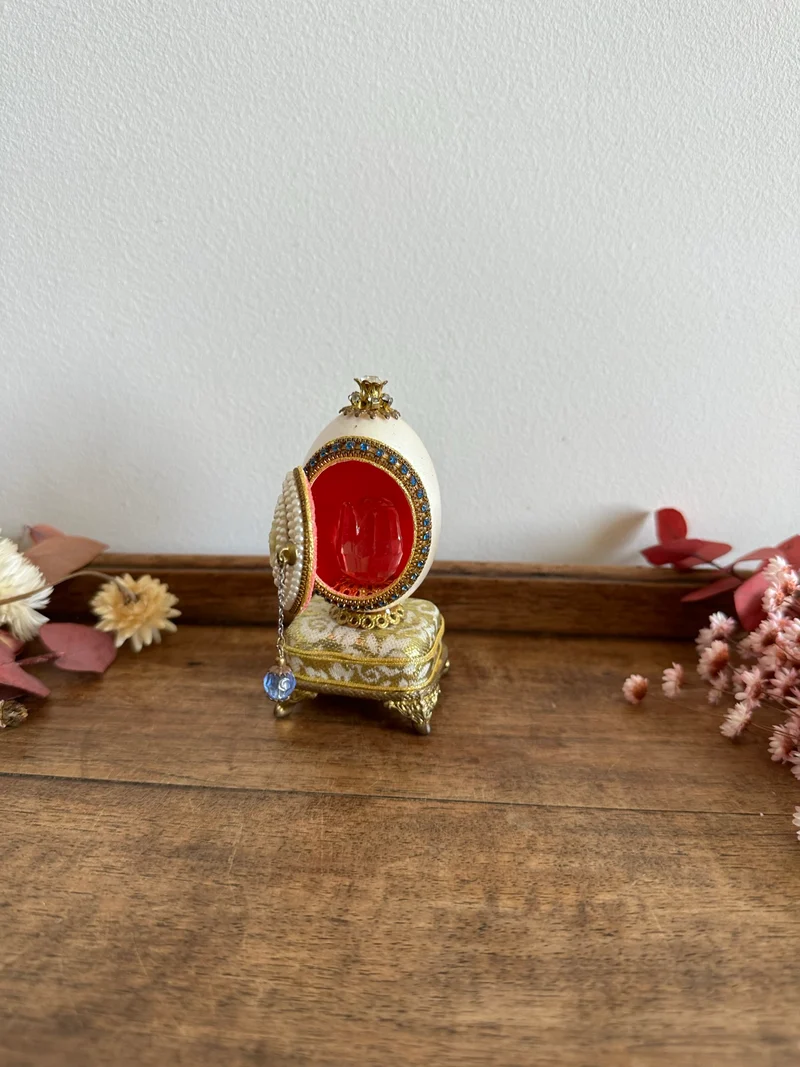 Oeuf perlé boîte à musique sur socle doré