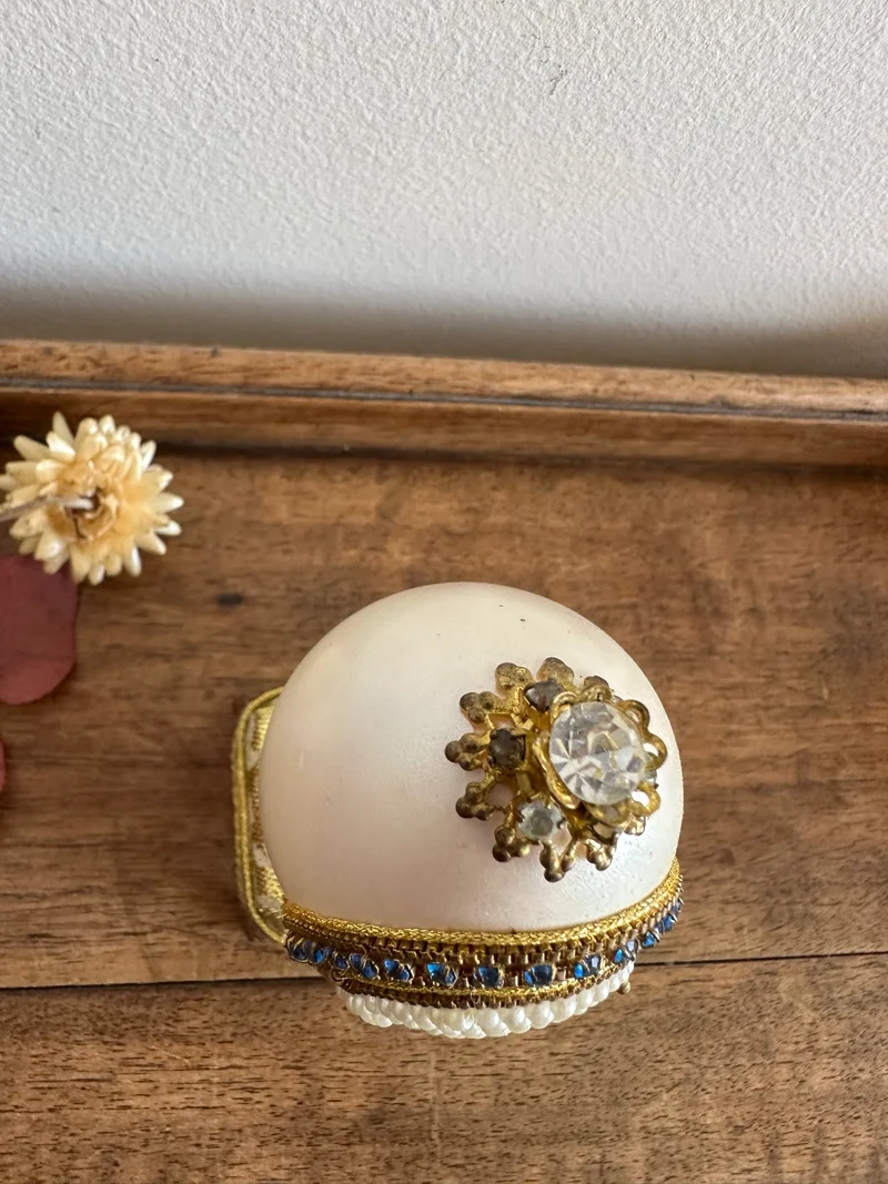 Oeuf perlé boîte à musique sur socle doré