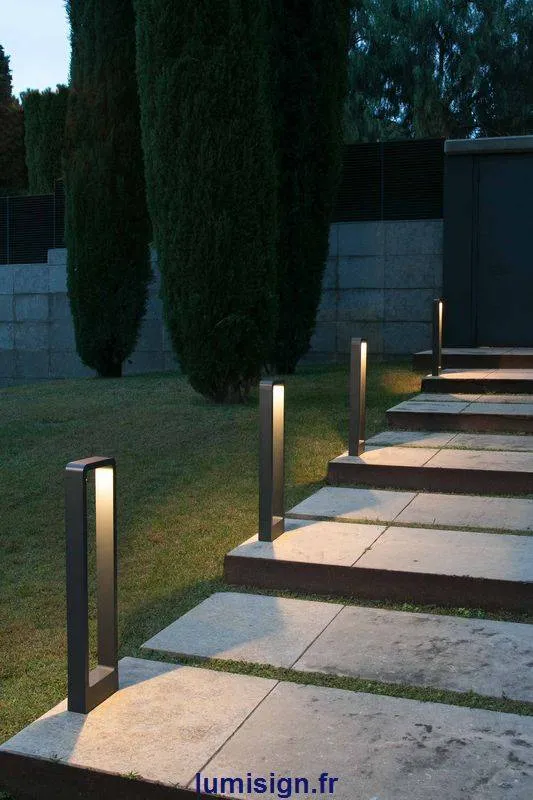Borne extérieure design DAS-G : éclairez allées et terrasses avec style et sécurité