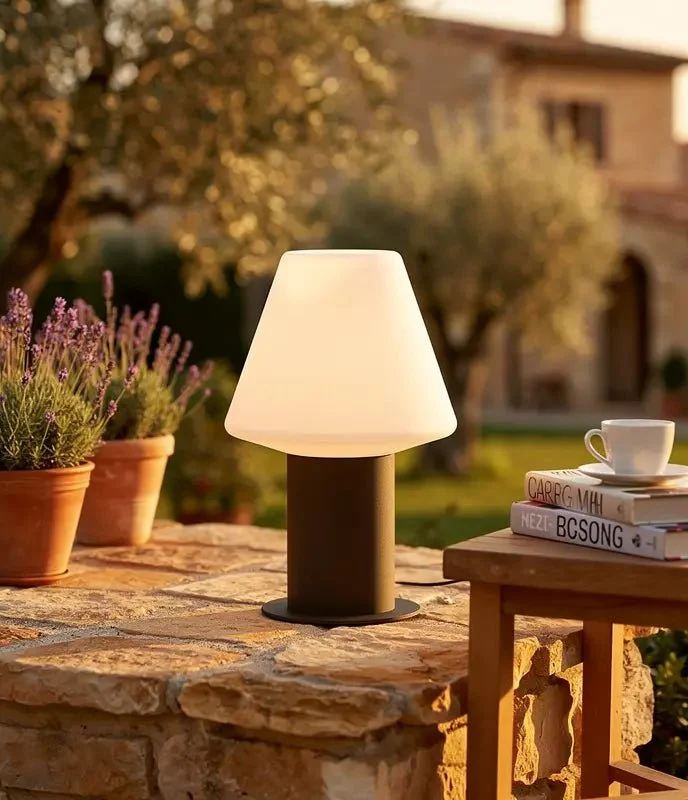 Borne extérieure MISTU-P : éclairage design pour jardin et terrasse