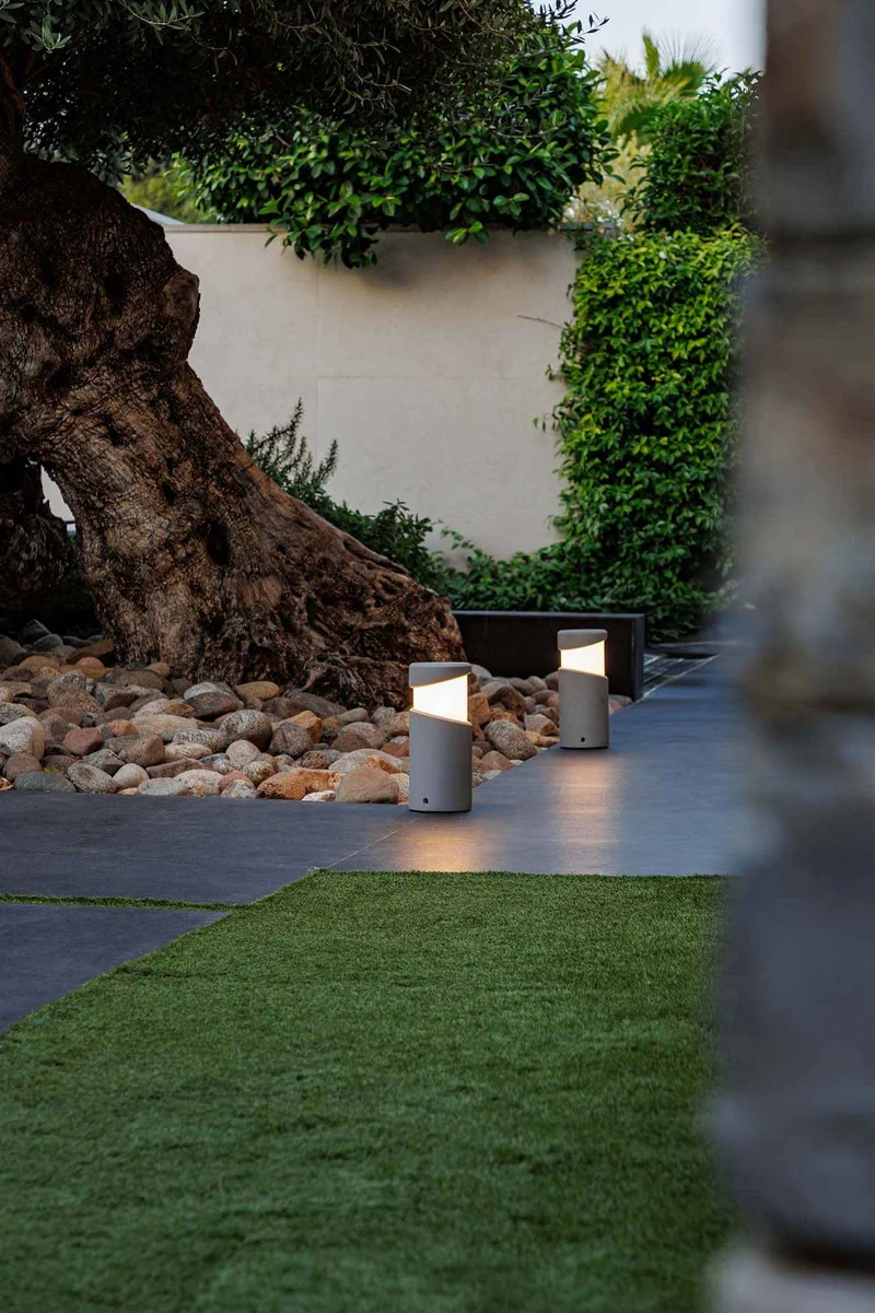 Borne extérieure lumineuse en béton BLOCK-P