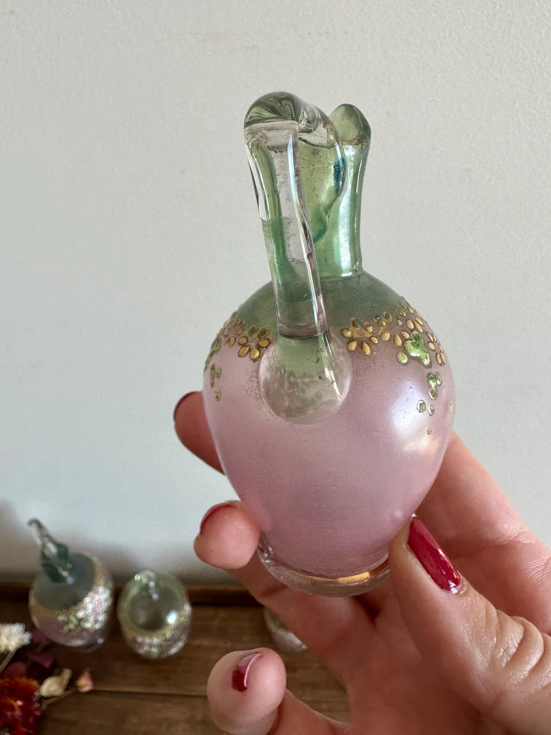 Ensemble en verre rose et vert décoré de petites fleurs peintes à la main verre fumé