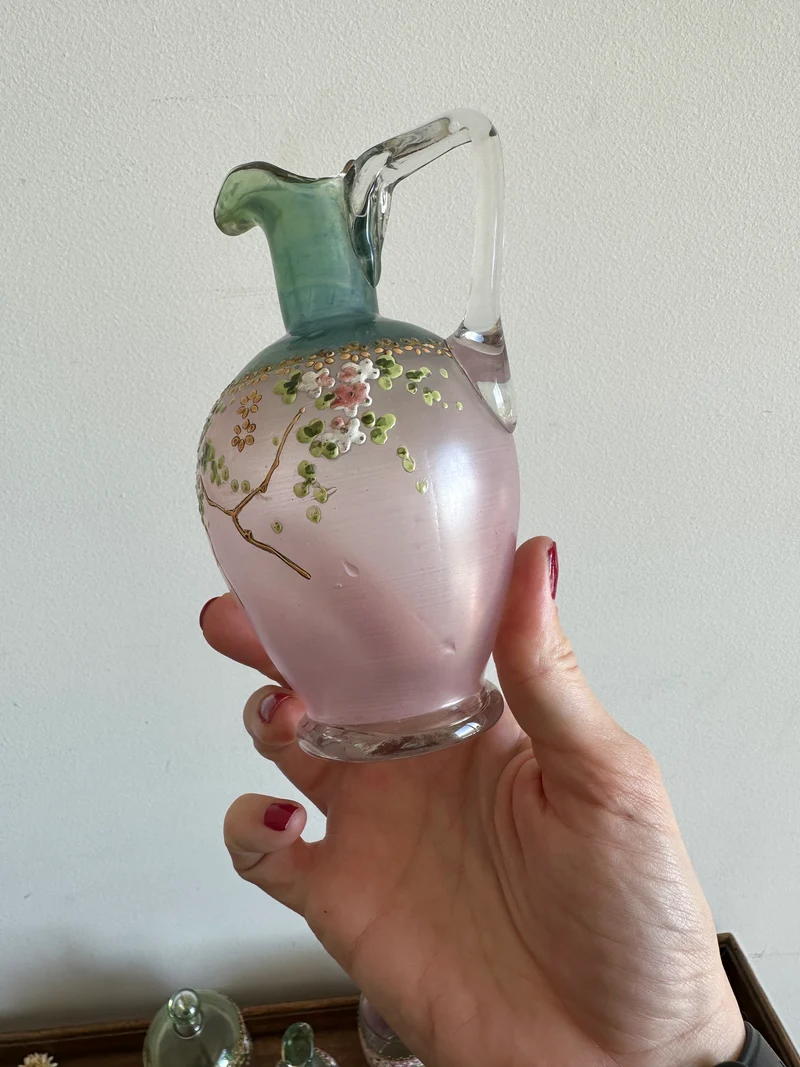 Ensemble en verre rose et vert décoré de petites fleurs peintes à la main verre fumé