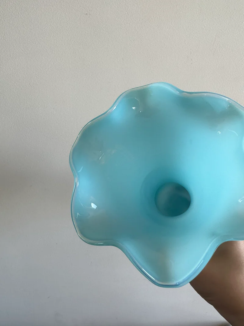 Vase en opaline bleu sur pied blanc