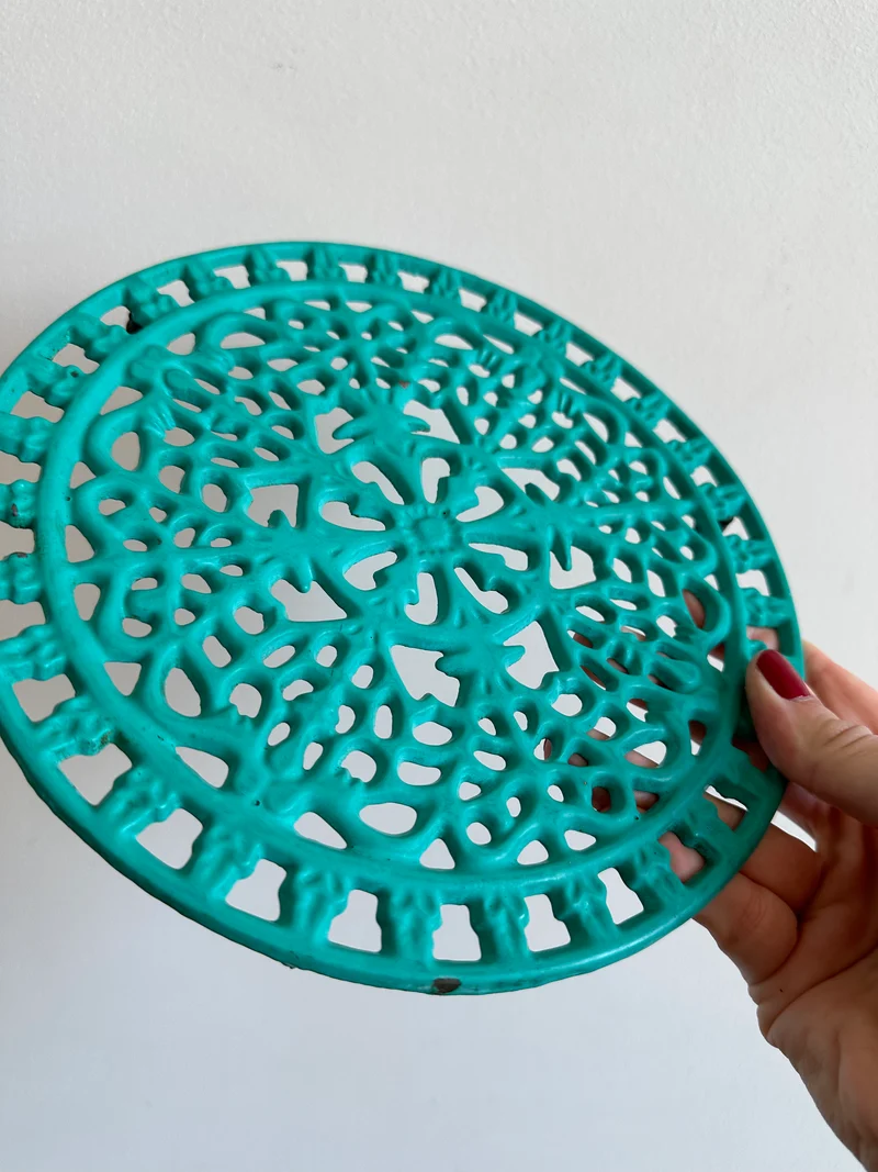 Dessous de plat en fonte peint en vert turquoise