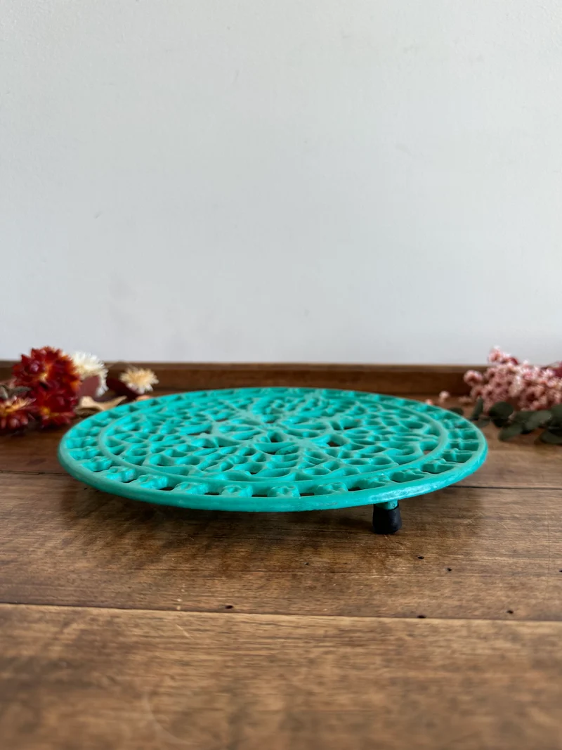 Dessous de plat en fonte peint en vert turquoise