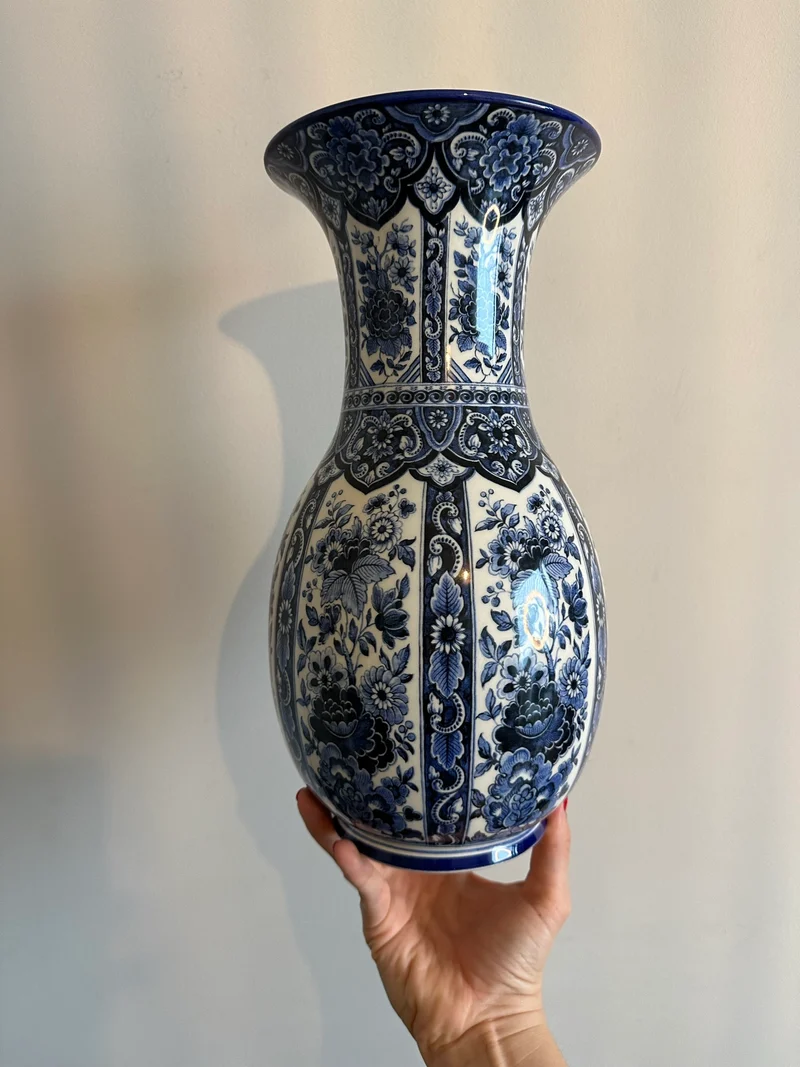 Vase signé Delfia motifs bleus Delft