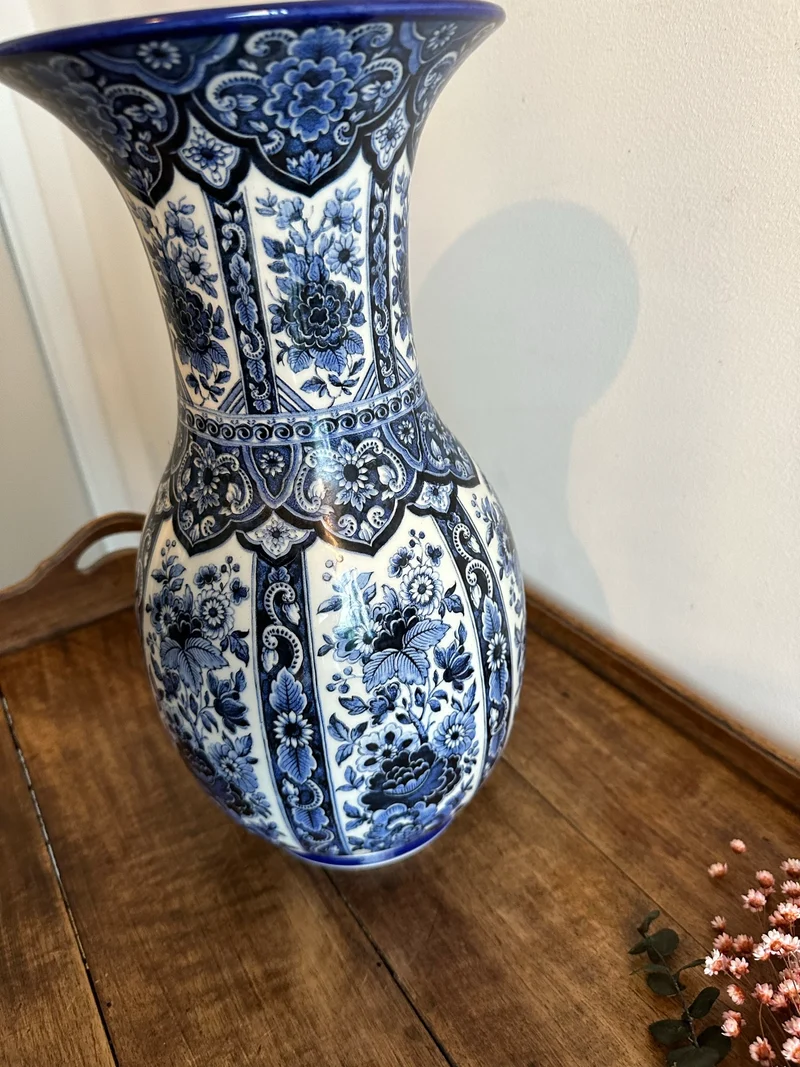 Vase signé Delfia motifs bleus Delft