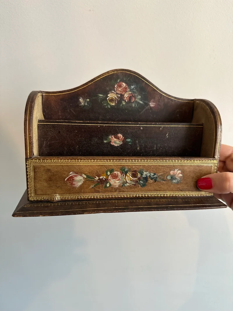 Porte lettres en bois et cuir peint à la main