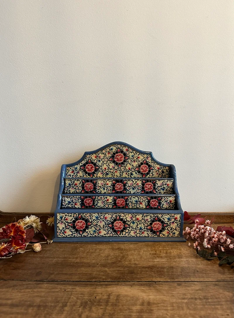 Porte courrier en bois décoré de fleurs roses sur fond bleu
