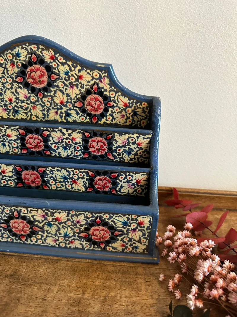Porte courrier en bois décoré de fleurs roses sur fond bleu