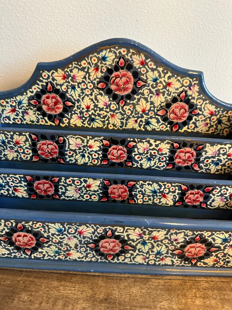 Porte courrier en bois décoré de fleurs roses sur fond bleu