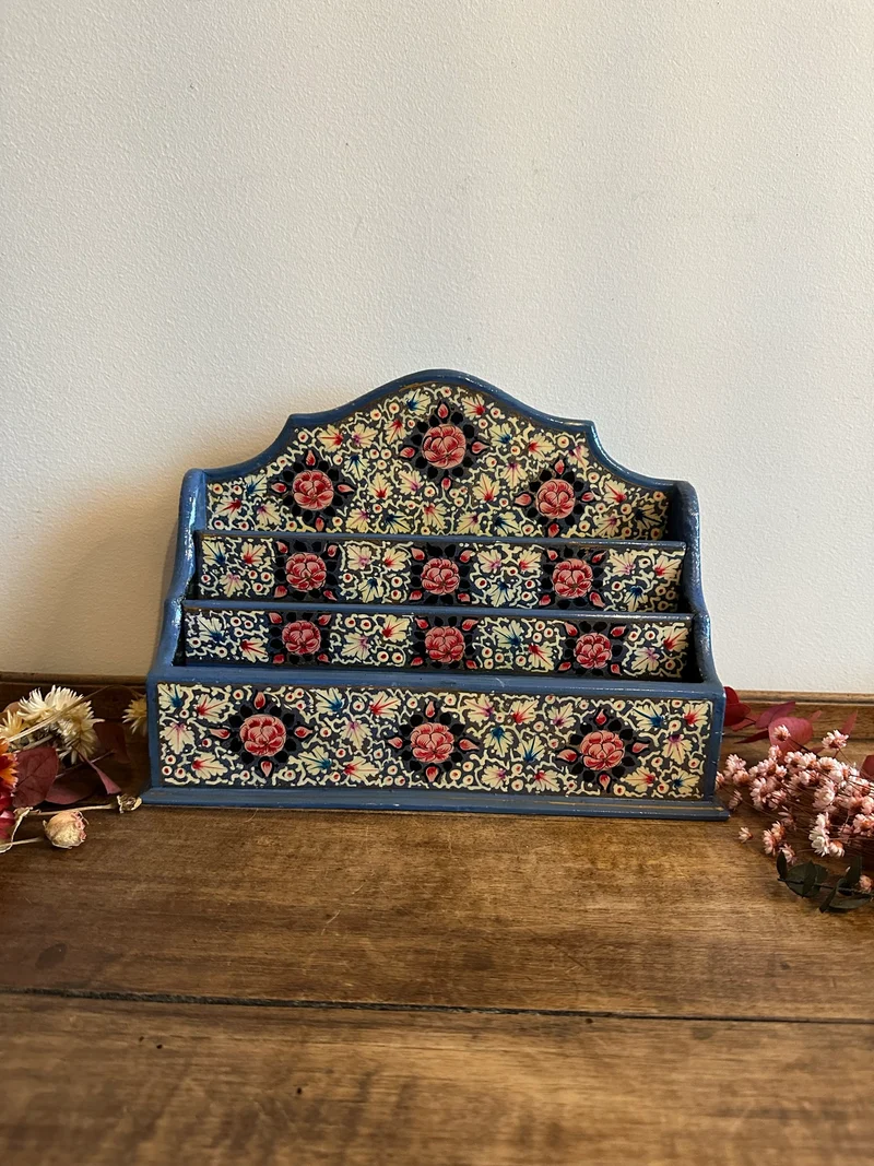 Porte courrier en bois décoré de fleurs roses sur fond bleu