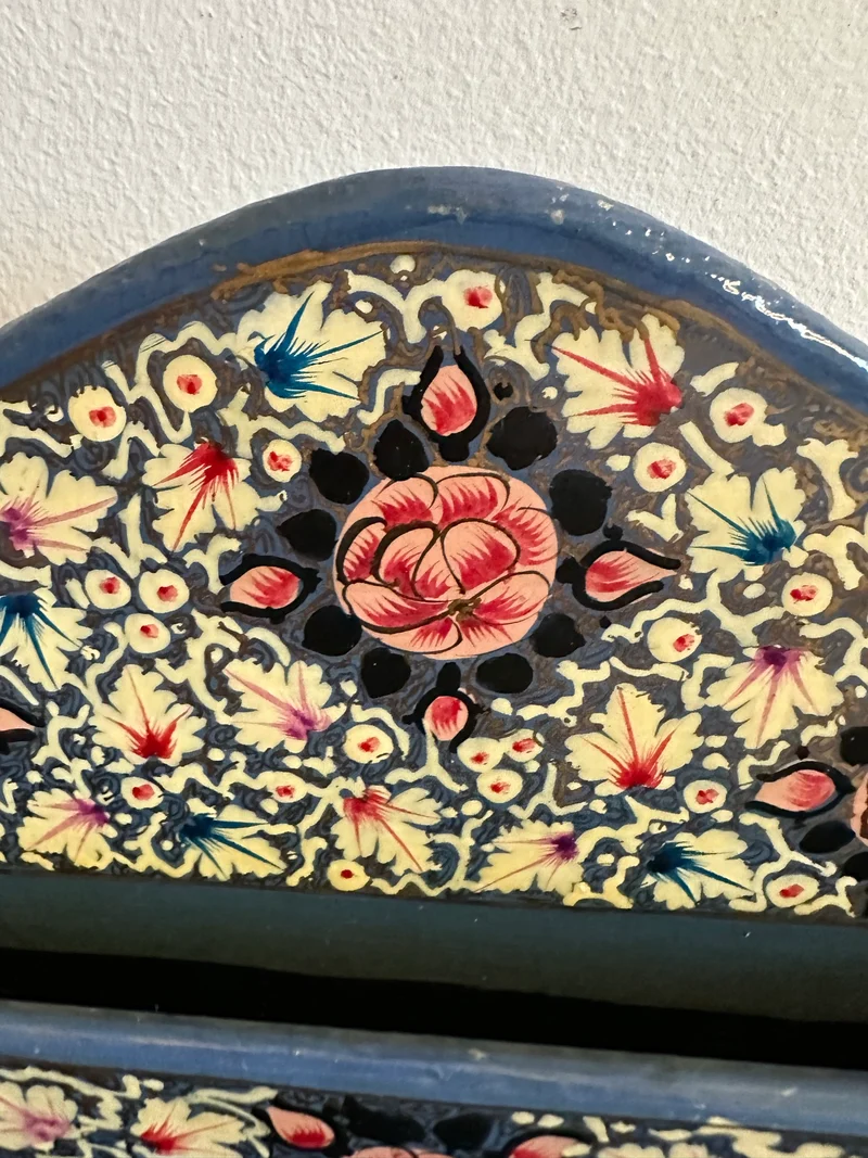 Porte courrier en bois décoré de fleurs roses sur fond bleu