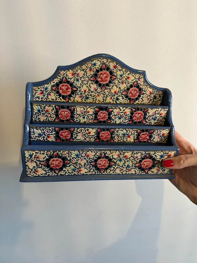 Porte courrier en bois décoré de fleurs roses sur fond bleu