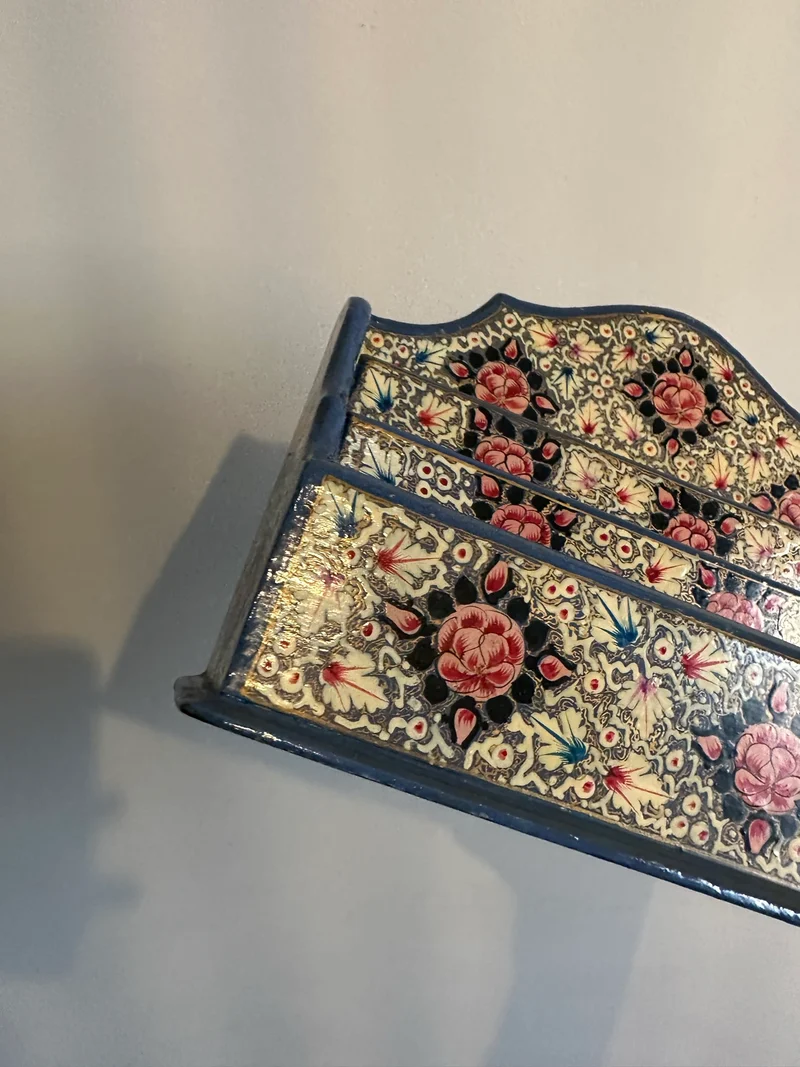 Porte courrier en bois décoré de fleurs roses sur fond bleu