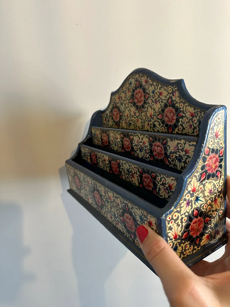 Porte courrier en bois décoré de fleurs roses sur fond bleu