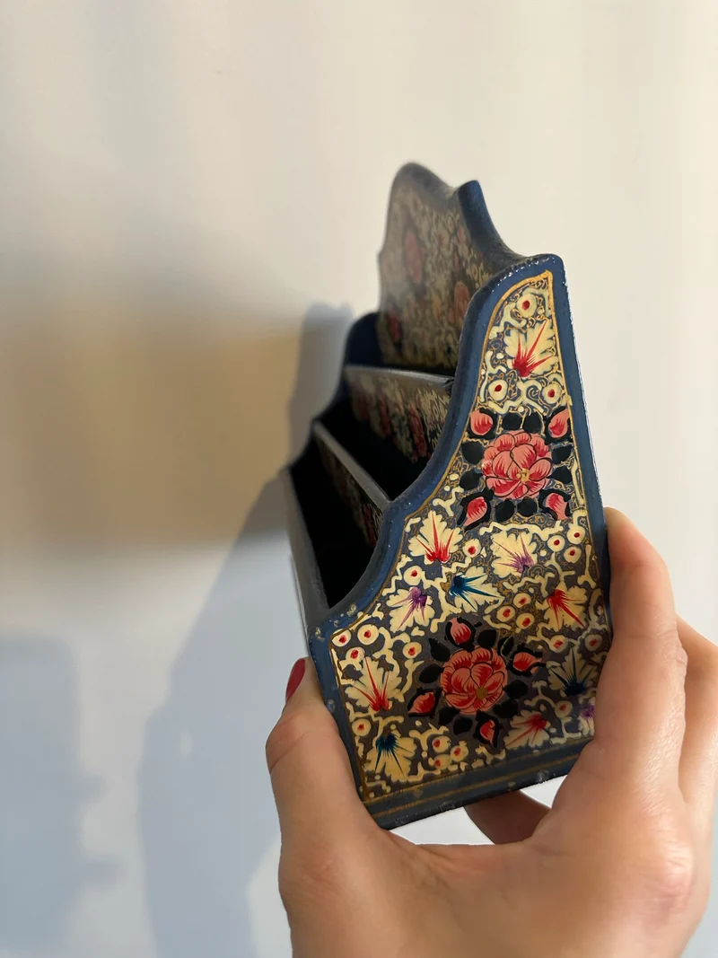 Porte courrier en bois décoré de fleurs roses sur fond bleu