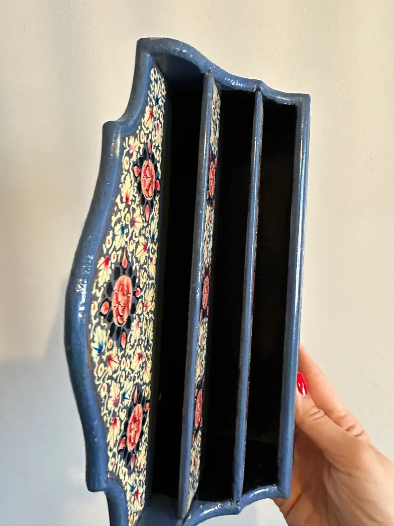 Porte courrier en bois décoré de fleurs roses sur fond bleu