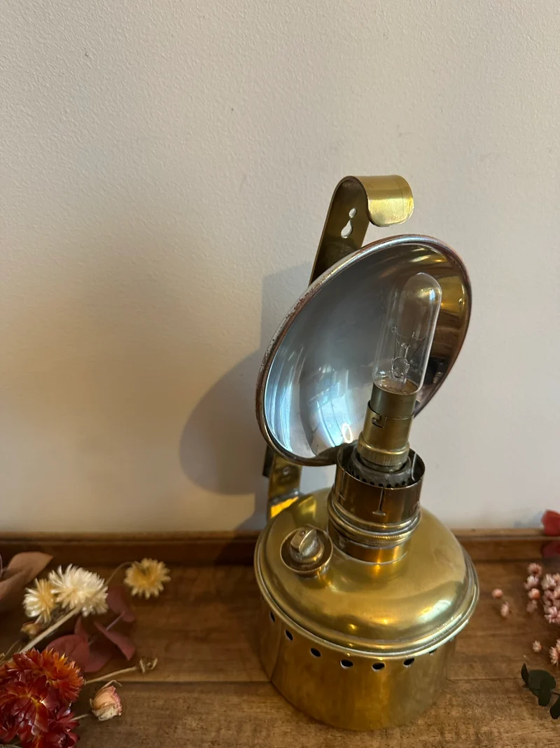 Lampe electrique de bateau en laiton avec réflecteur et anse